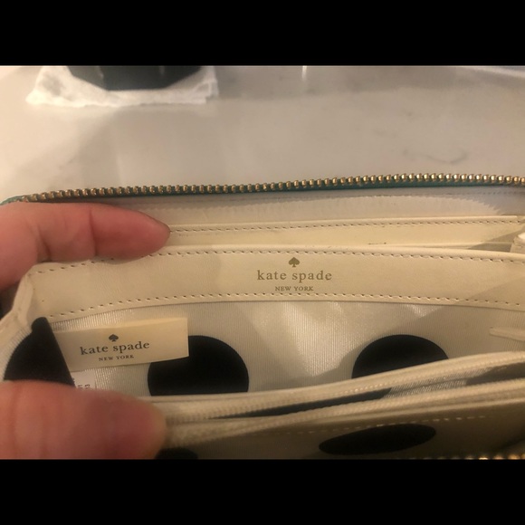 Kate Spade New York Green Cobble Hill Lacey wrap around Wallet. - Picture 10 of 13